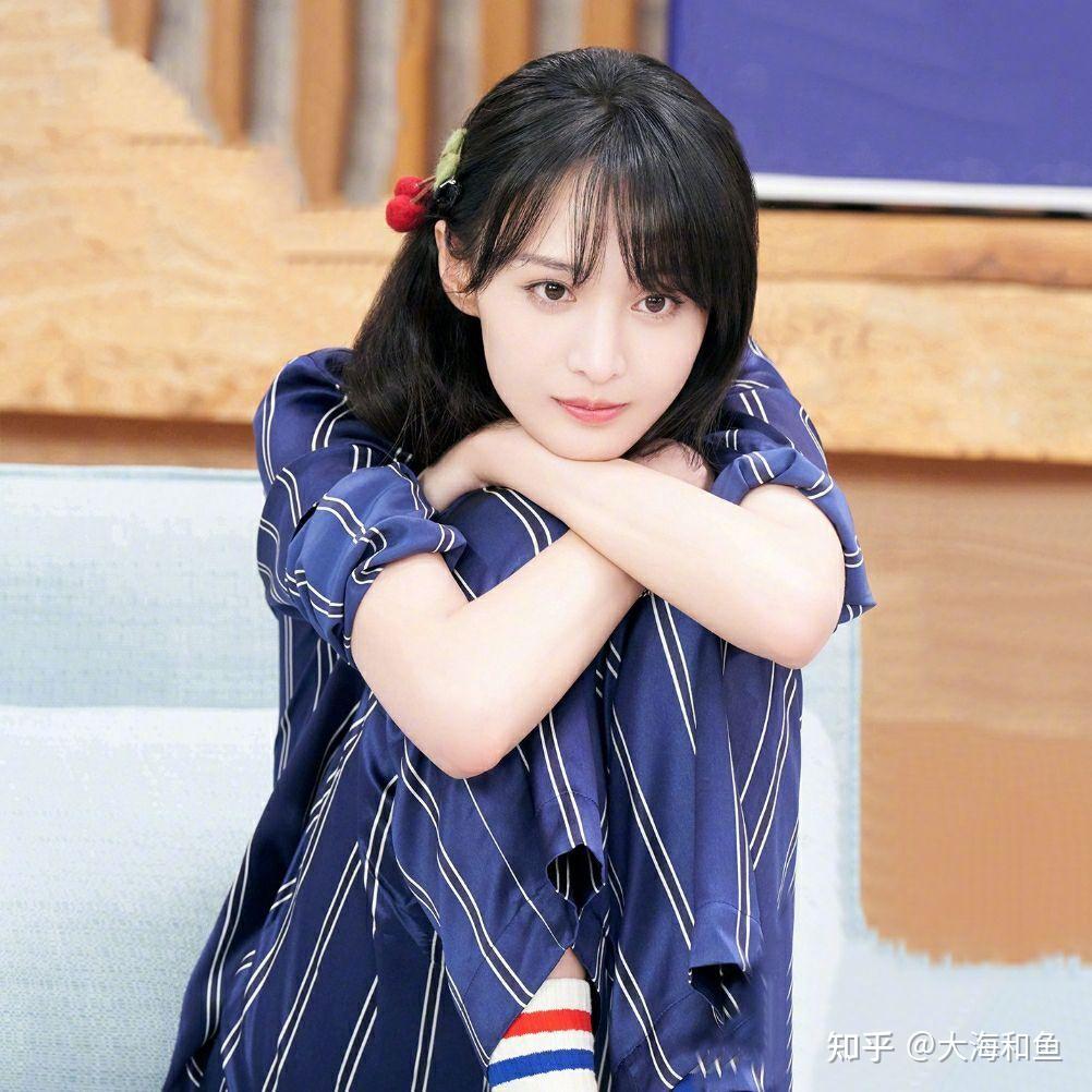 如何看待郑爽陷代孕弃养风波,prada 终止与郑爽所有合作关系,多个品牌