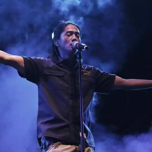 高旗是颜值与唱功俱佳的男神,19岁写出旷世巨作,低调10余年,如今霸气回归! - 知乎