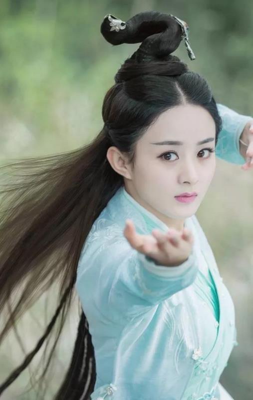 七,芙蓉髻"春山削出,明镜看来.一道行光,花房乍开".