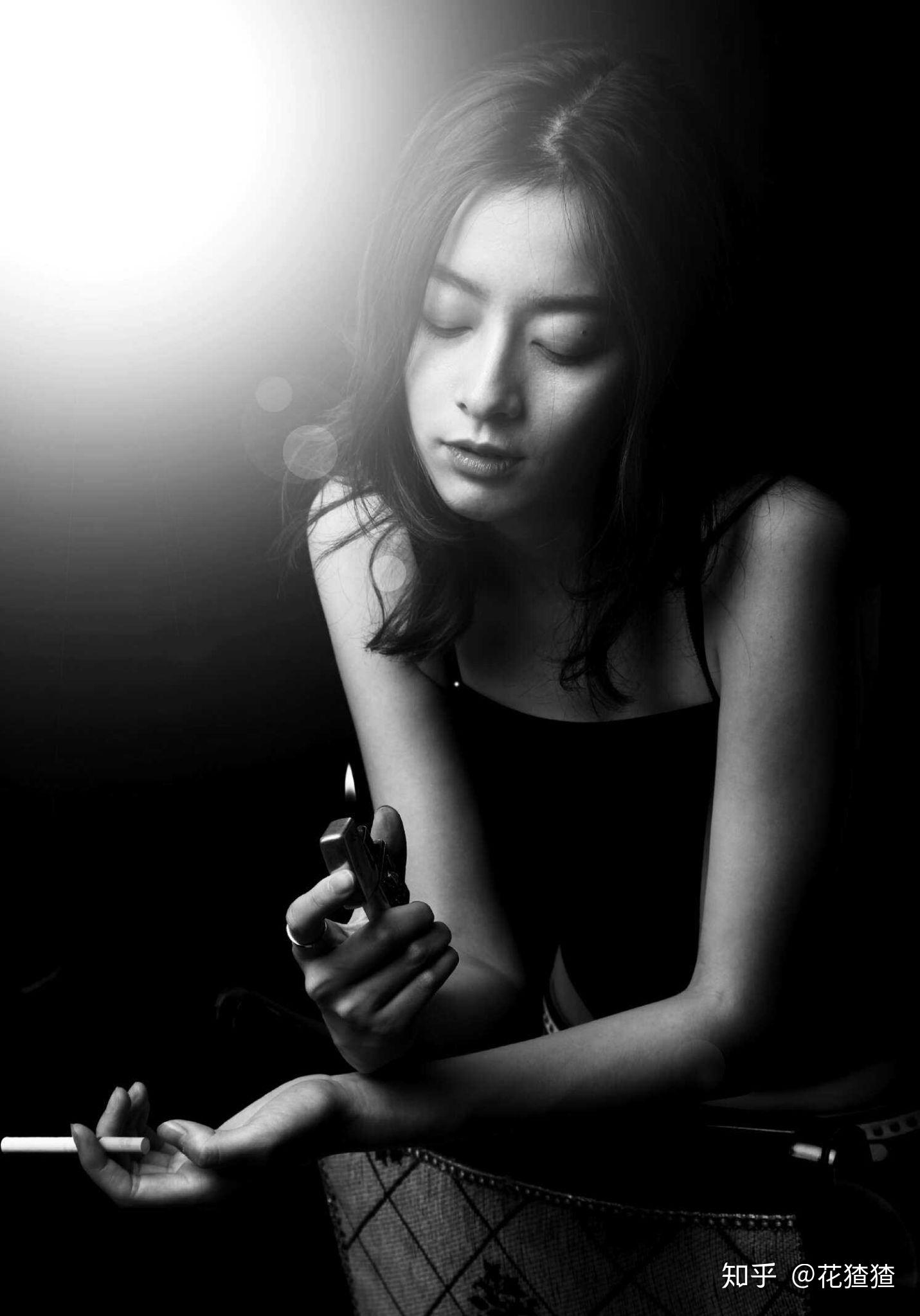 找张图一个性感美女抽着烟戴着黑帽子黑吊带背心黑白照片