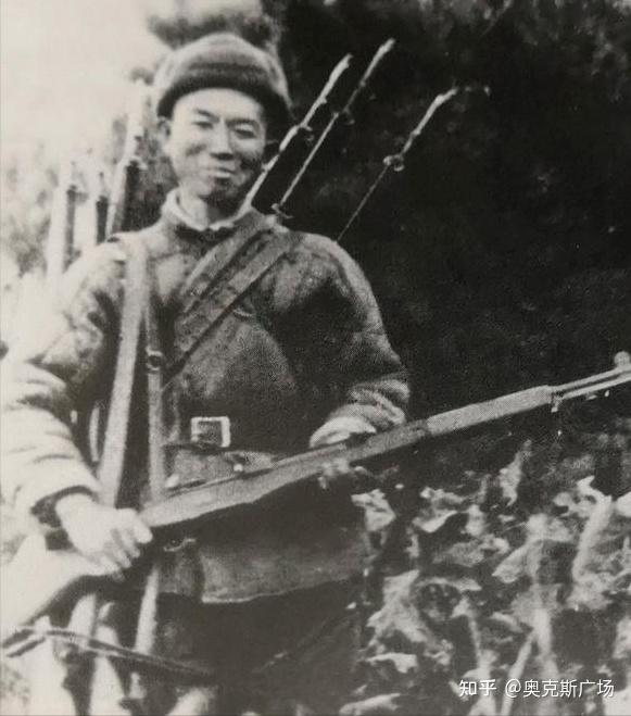 为了锤炼自己的枪技,张桃芳有时候甚至保持着射击姿势长达几个小时.