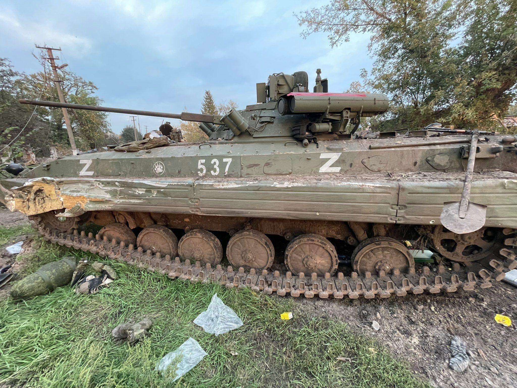 在切尔尼戈夫州,一辆btr-80步战车和一辆卡车被缴获,两车都覆盖了伪装