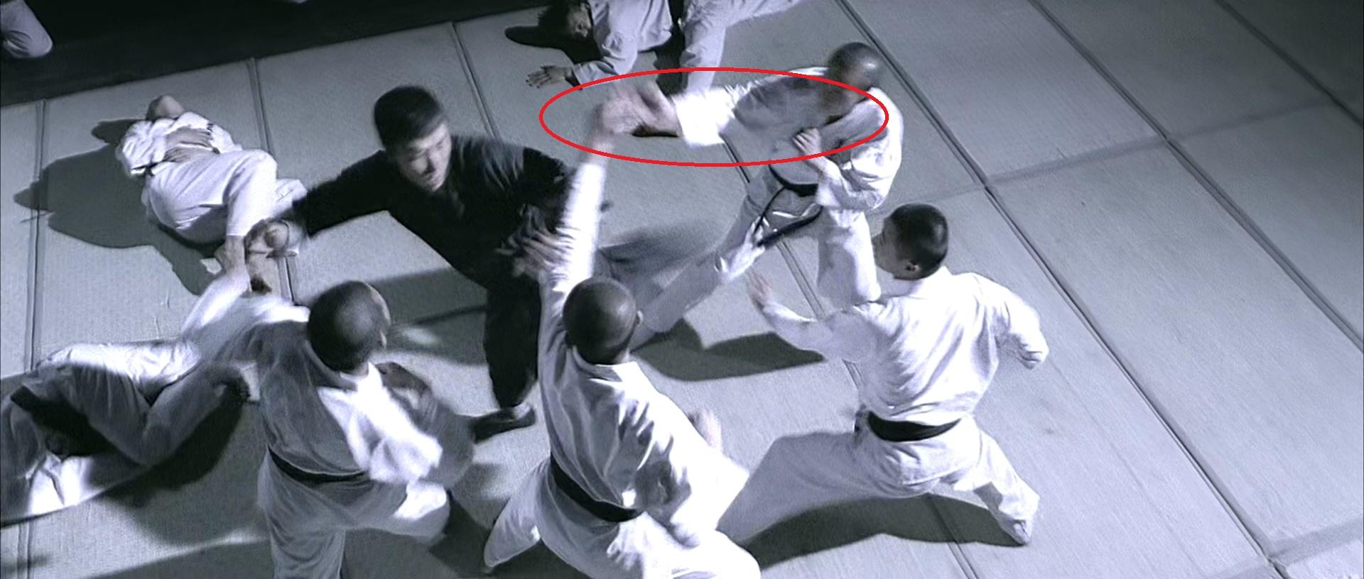 如何评价电影《叶问1》里面叶问打十个日本人的镜头? - 知乎