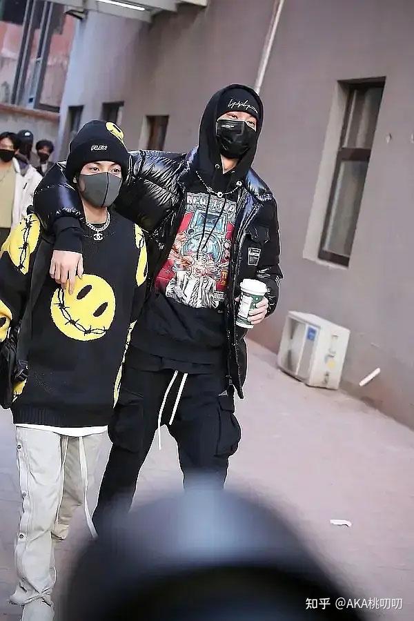 为黄欣苑,熊钰清打造舞台的是宋光植,白久英等韩国顶级偶像制作团队
