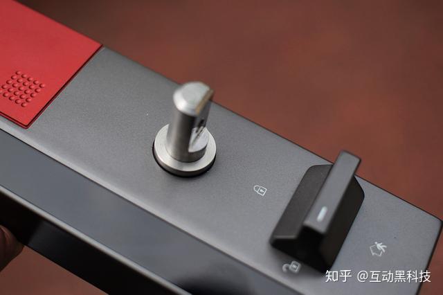 安装门把手锁 v2-65cb08e2a0612abeb5ae47816d39f660_r.jpg