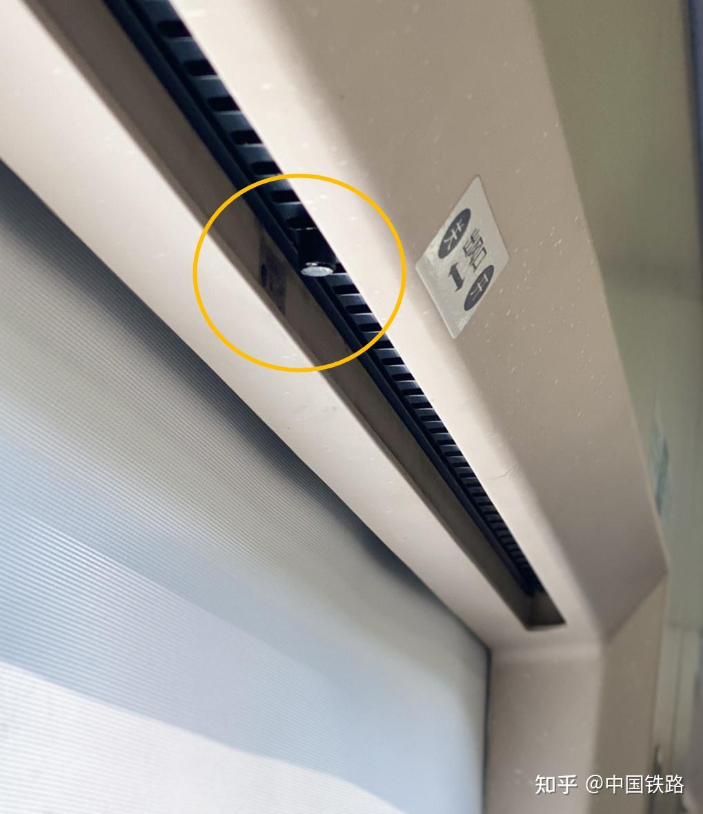 动车组列车空调出风口大多设置在车厢顶部或侧壁,位于车窗上沿的出
