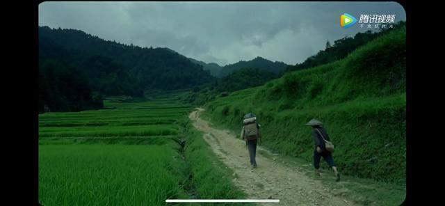 電影中,唯美自然的湘西美景讓人陶醉不已,讓我們不由得想到兒時生活的