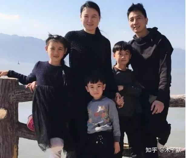 更奇怪的是,小贞用来求救的电话却被扔在了另一个失火的屋里被烧毁了