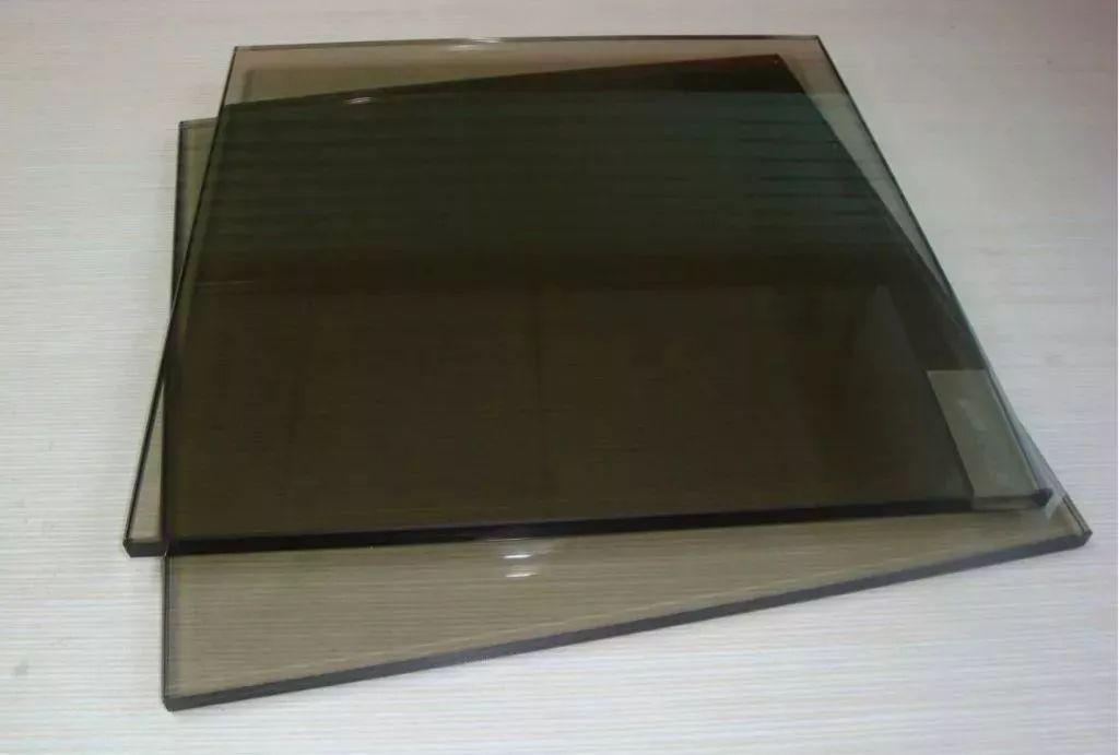 而小编判定这个项目的玻璃原片选用的就是茶色系列的着色玻璃然后再做