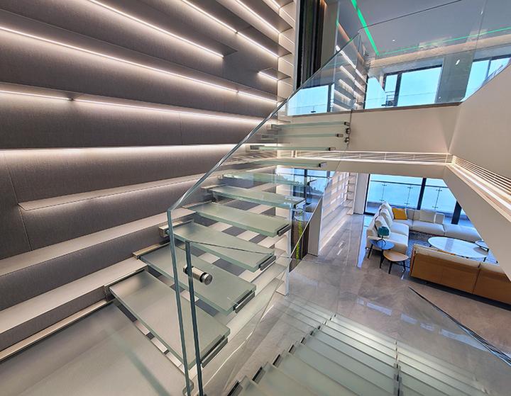 【案例赏析】别墅里安装这款纯玻璃悬浮楼梯,简直美爆了!