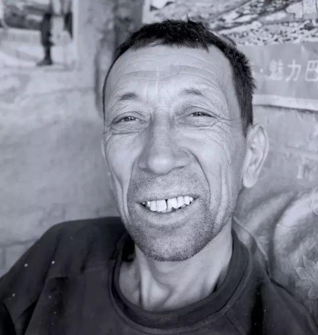 他要凭着眼睛和经验来判断炉火的温度烧窑的时候,吐尔逊江·祖农不能