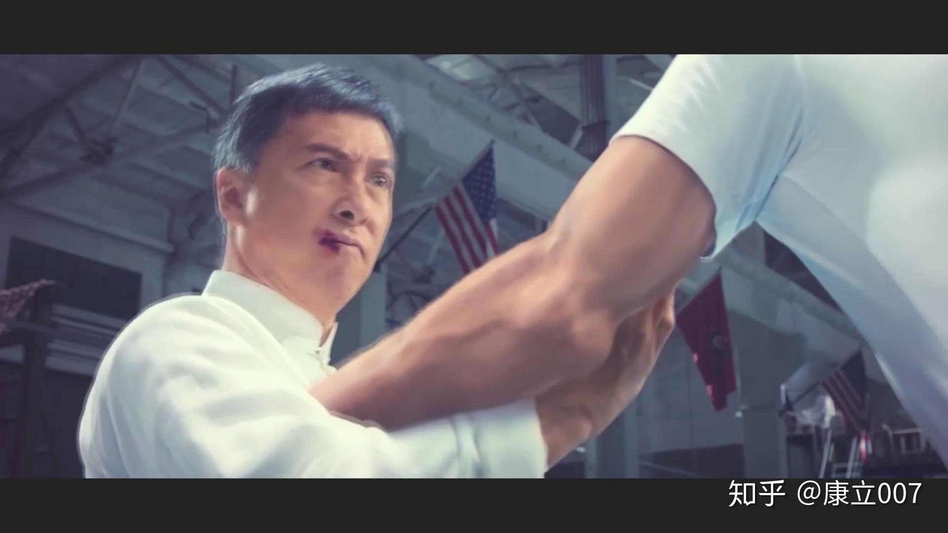 看叶问4的时候,叶问跟巴顿打到最后明显看得出嘴巴鼓着,憋着一口气,这