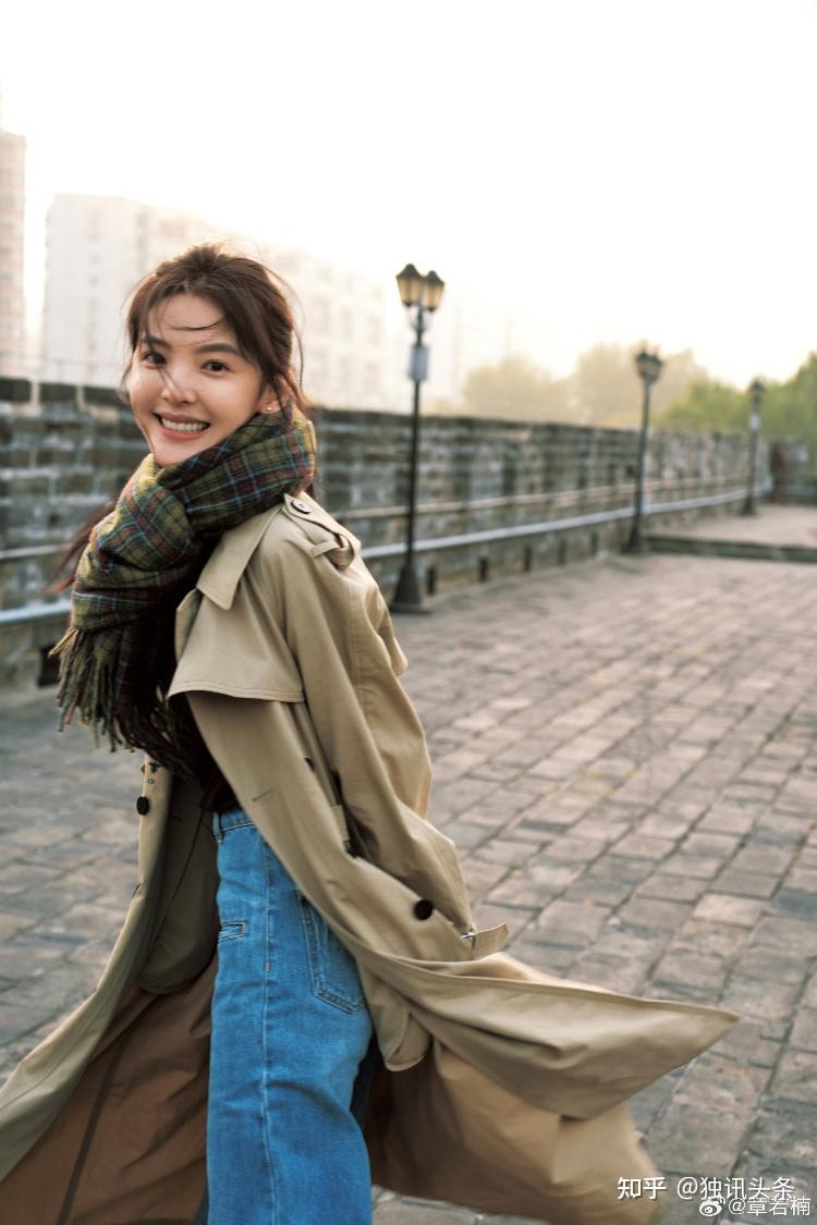 章若楠穿风衣自在随性 笑容甜美灿烂 - 知乎