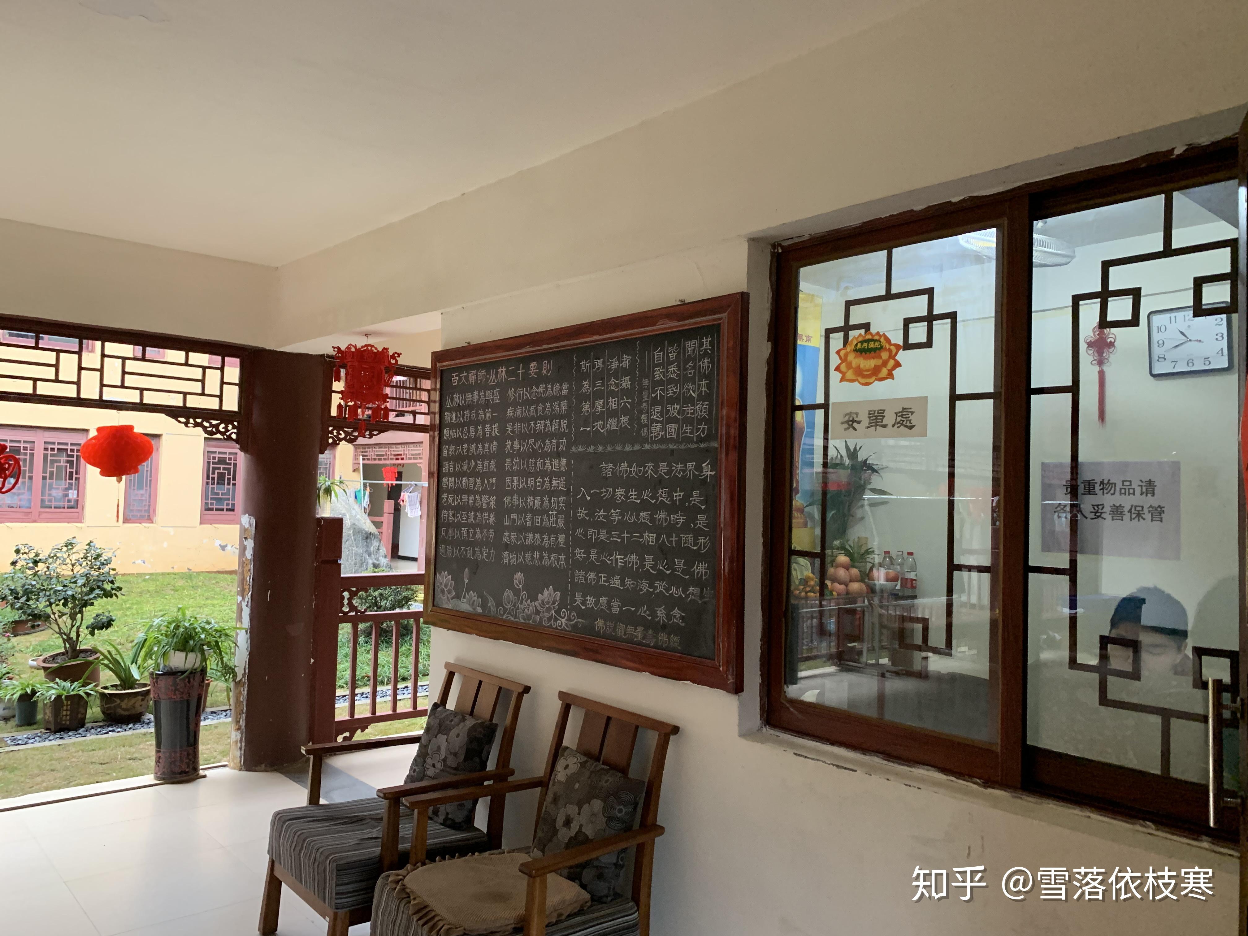 (上两张是东林寺安排莲友或义工挂单住宿的地方)(上图是东林寺 食堂)