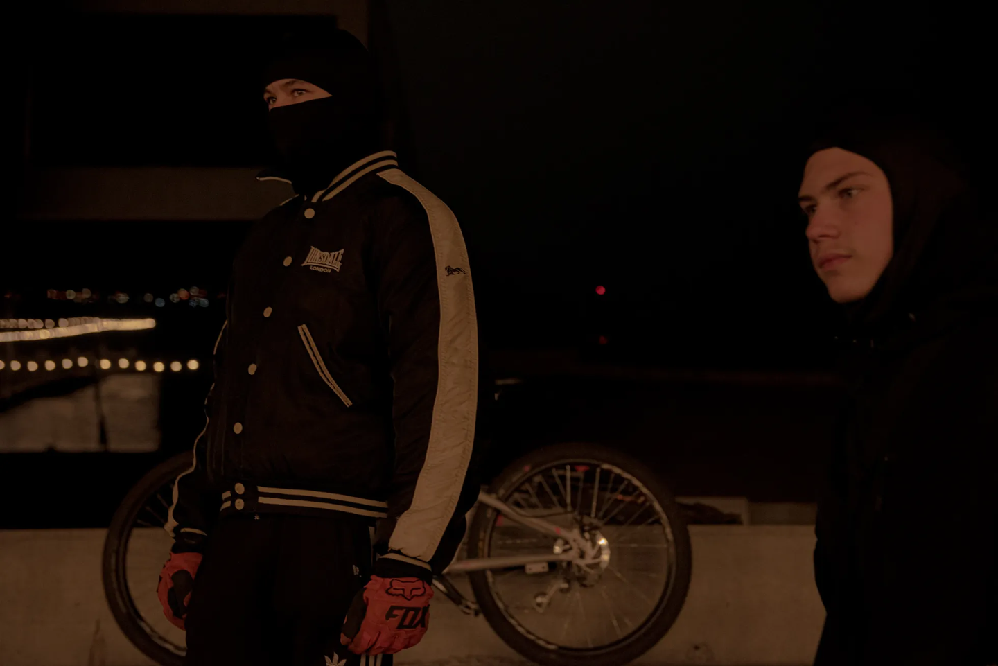 尼古拉耶夫堤岸上的青少年