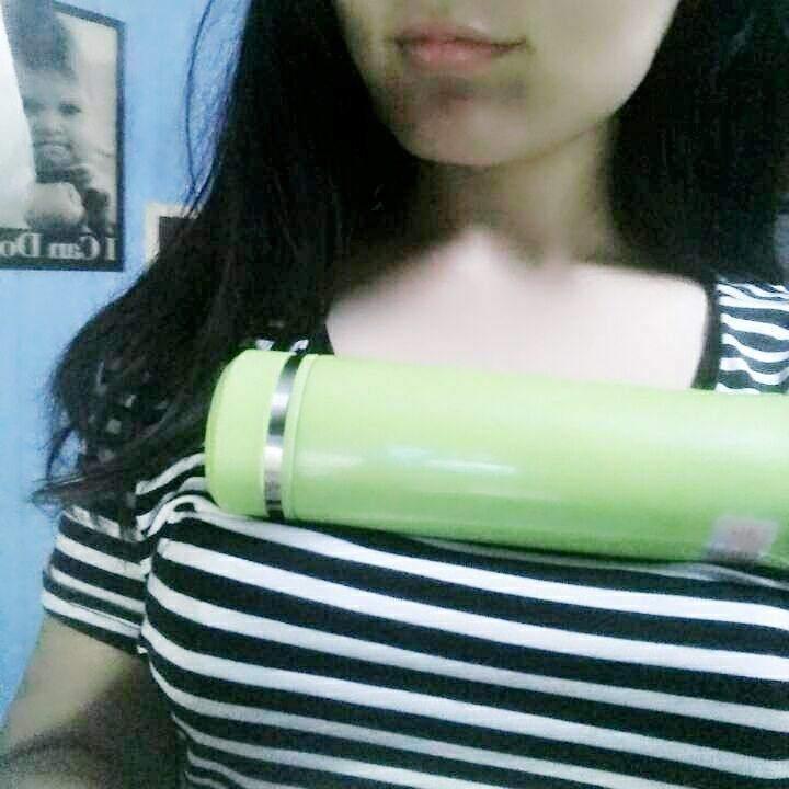 胸上放手机有些妹子就是不服啊最后一张没忍住