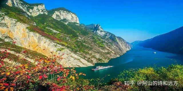 窗含西岭千秋雪,门泊东吴万里船.