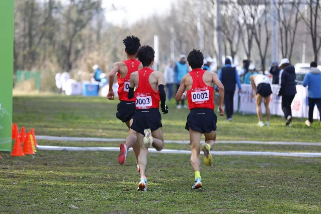 练马拉松的仁青东知布拿下了越野赛冠军