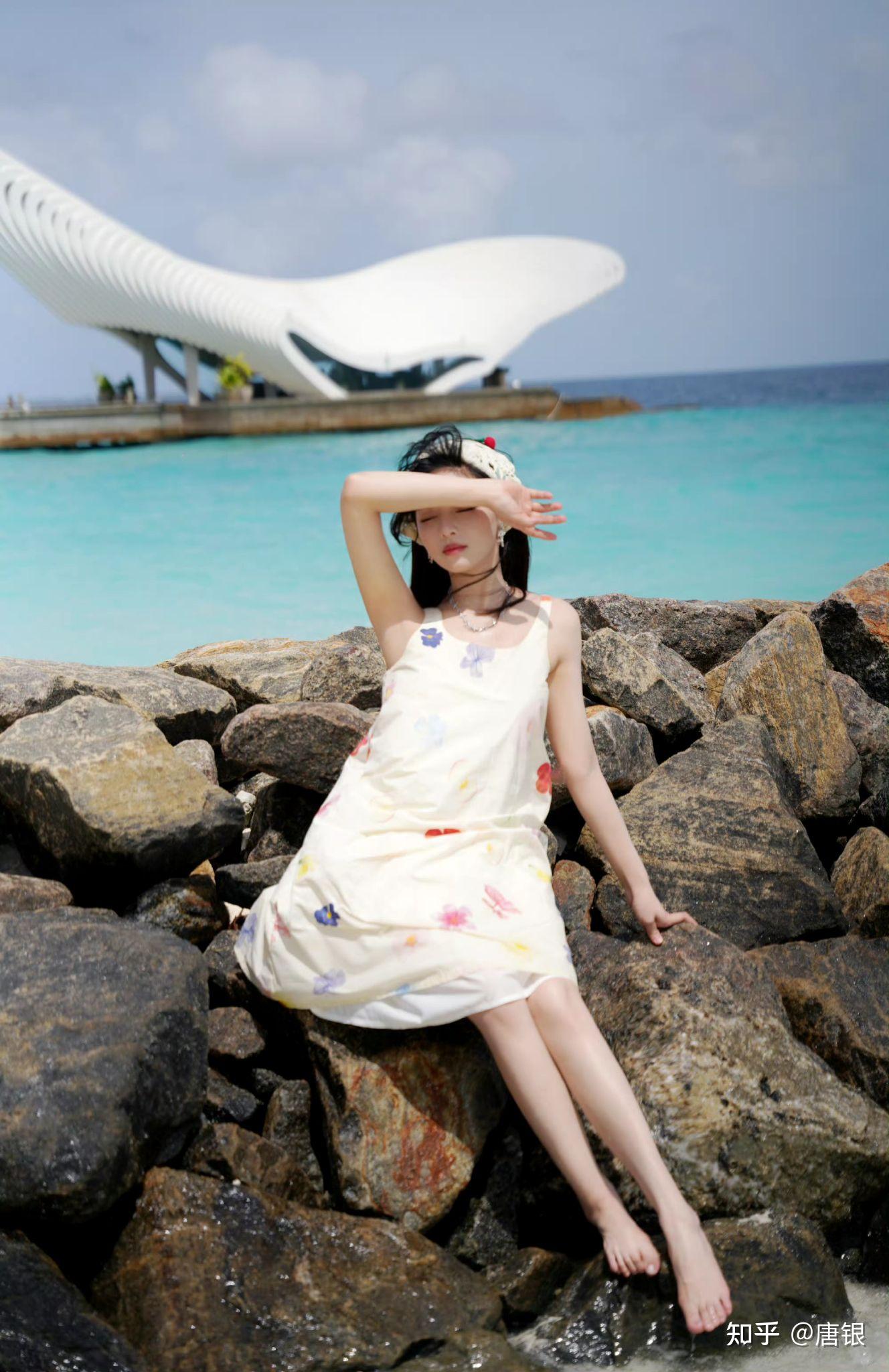 为什么从来没见过黄霄云在公开场合穿露脚的鞋子?