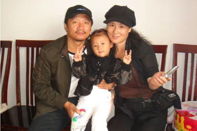 唐鉴军的妻子大家也不陌生,就是同样出演《乡村爱情》的王小华,剧中她