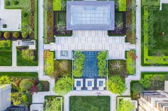 不对称平衡没有明显的对称轴和对称中心,但具有相对稳定的构图重心.