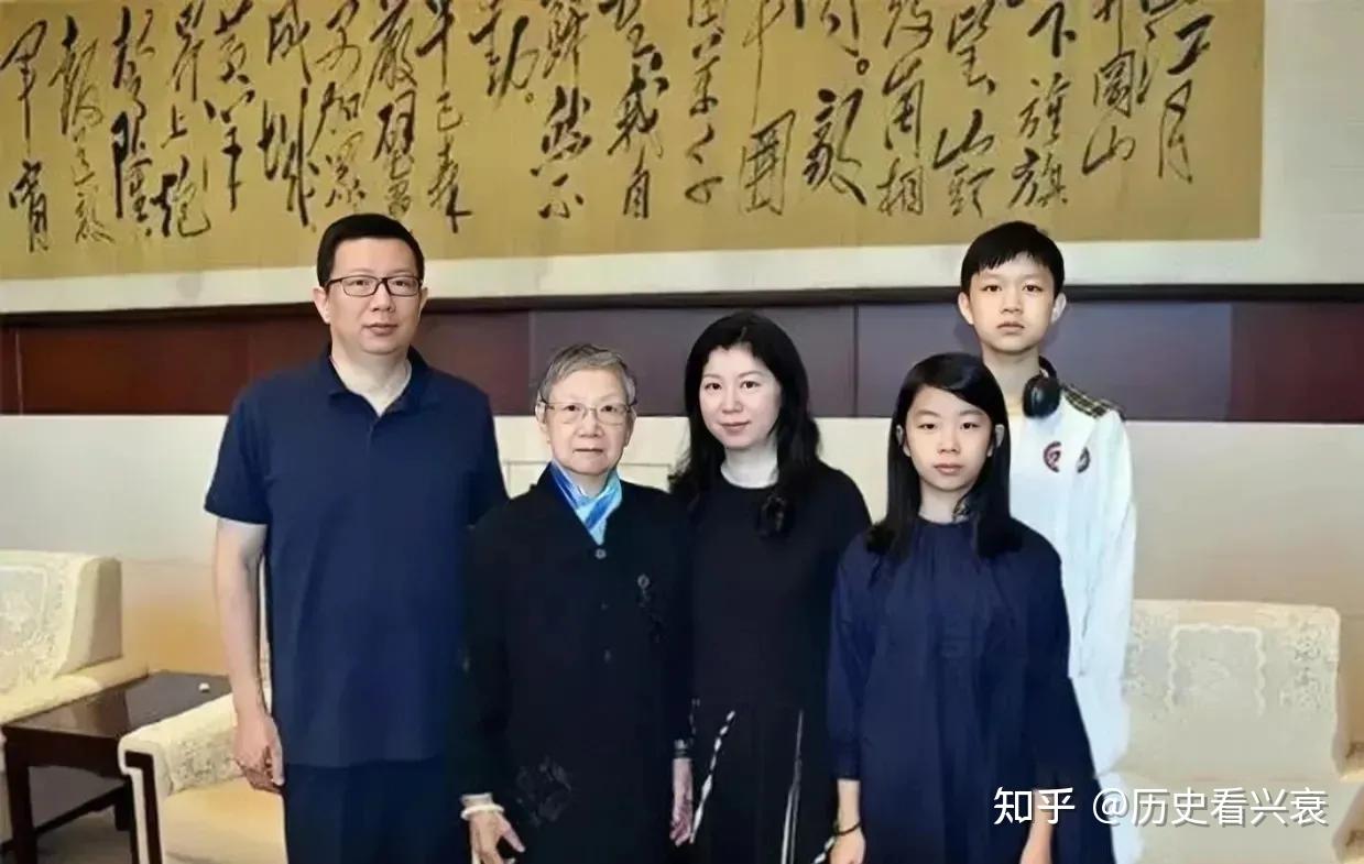 2018年，毛主席的儿媳刘思齐，带着家人来到了毛主席纪念堂 - 知乎