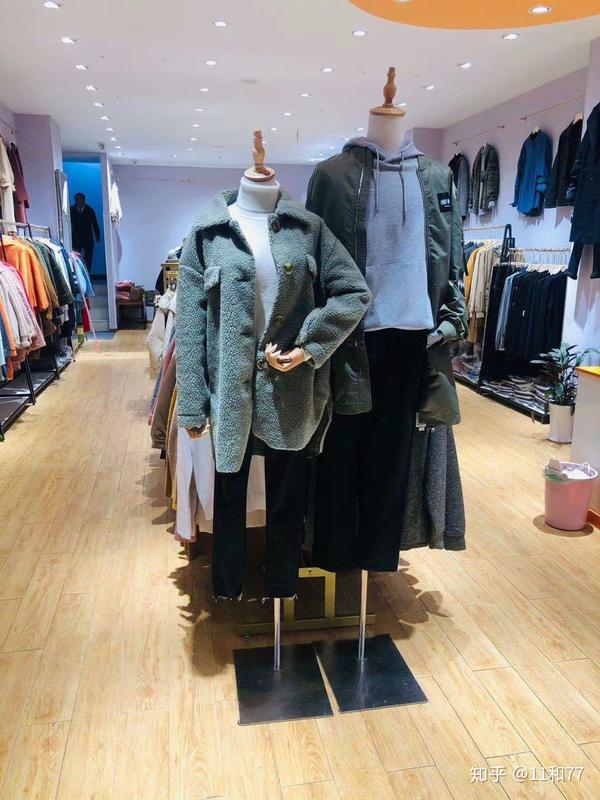 是服装店留给客人的印象,好的服装陈列可以更好地展示出衣服的形态