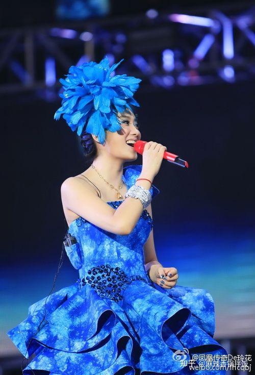杨魏玲花唱功怎么样就是凤凰传奇里那个女生