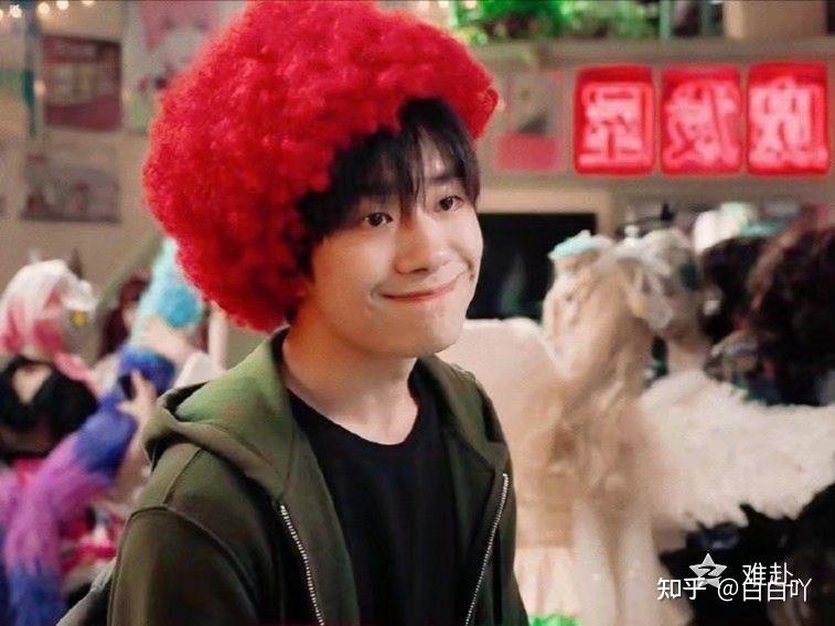 那个姐姐有送你一朵小红花里面千玺带着假发假笑的高清图片啊好可爱