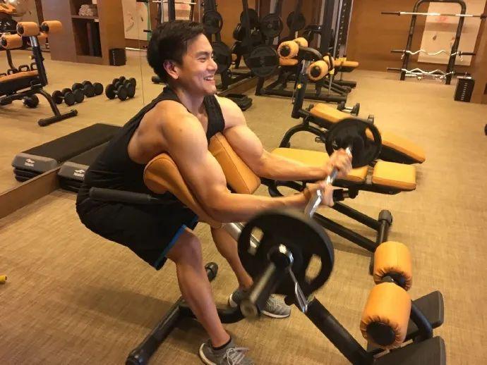 39岁彭于晏为戏每天晨跑8公里看上去是锻炼其实在磨炼意志
