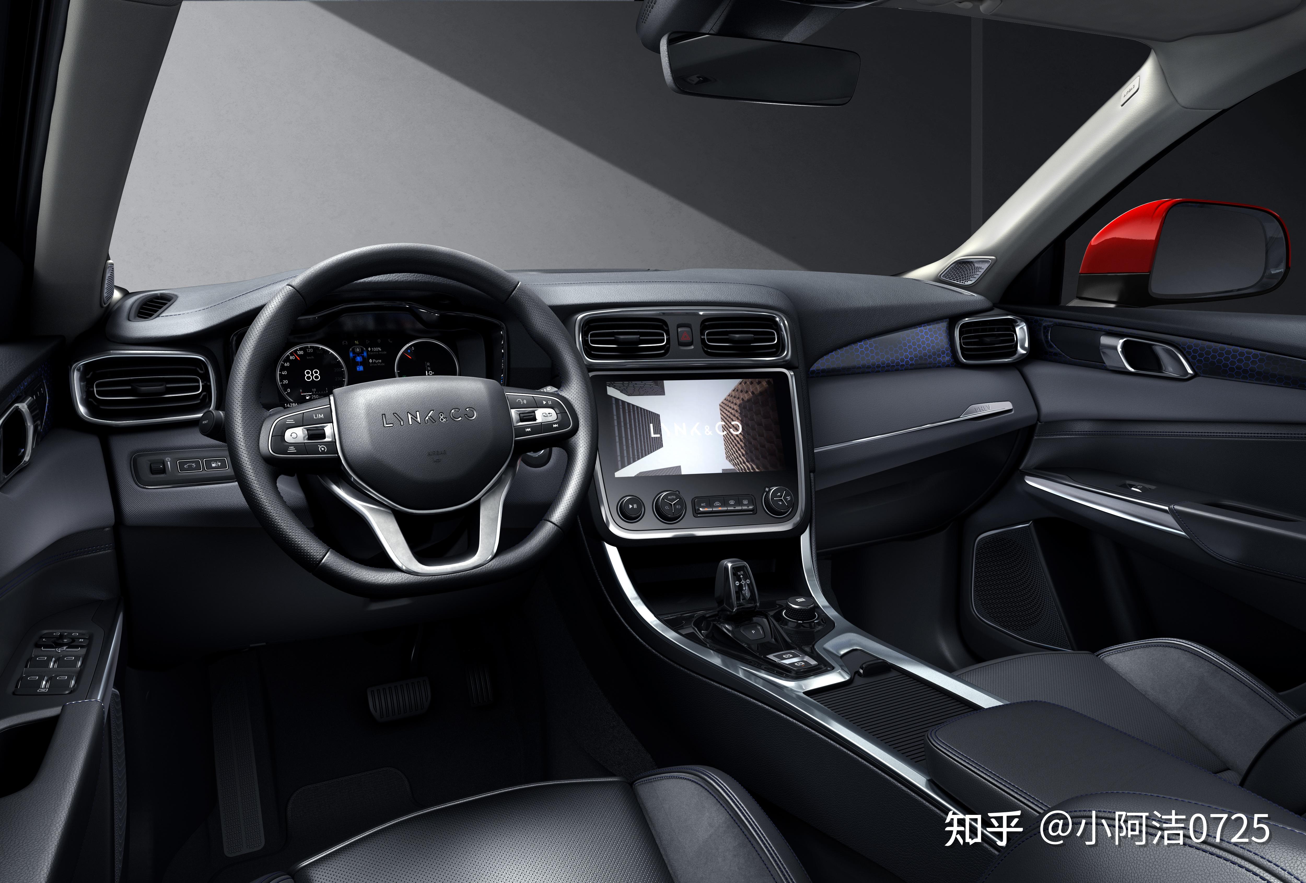 作为家族首款量产车型领克01在正当红之时又顺势推出了插电混动版本