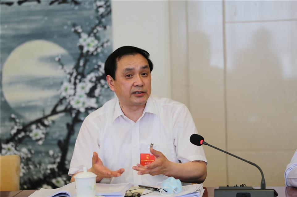 杨伟军代表修改铁路法十分必要