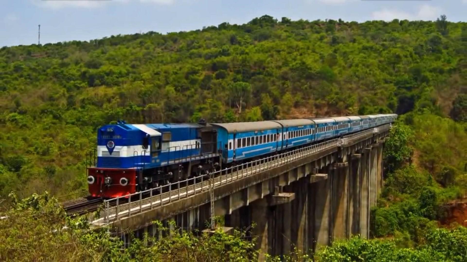 印度火车穿越班本铁路桥感觉这桥很危险啊