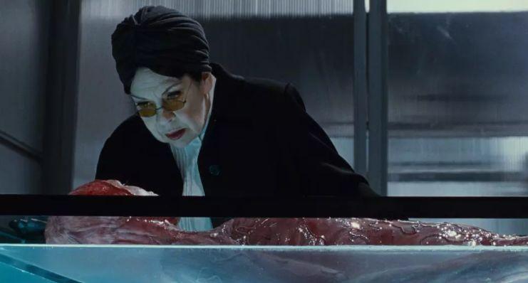 少女童年被虐待长大报仇雪恨最终却成为邪教的牺牲品