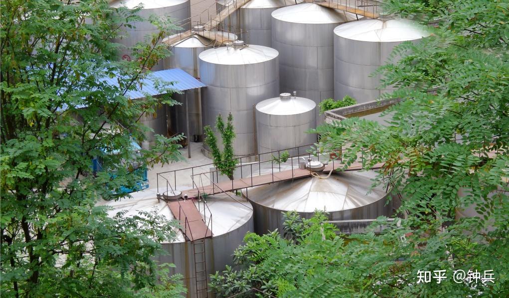 图游国宝茅台镇生态酒厂的探秘之旅