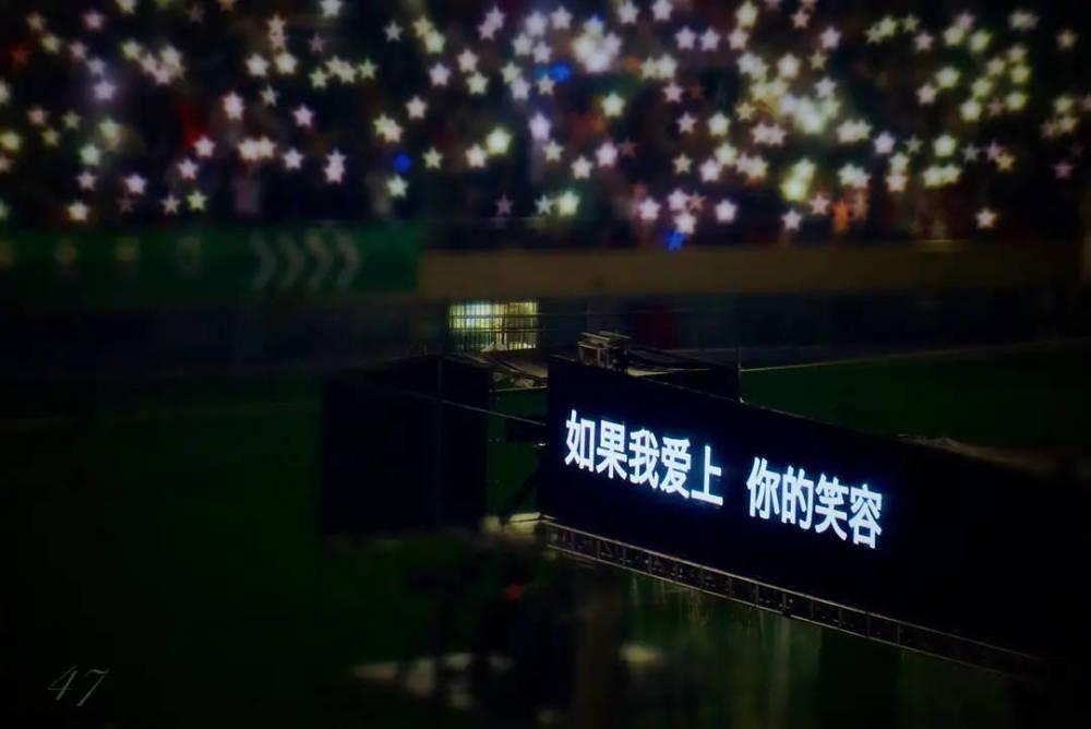 五月天,周杰伦等影响了一代人的歌手或乐团,他们的演唱会都会用到提词