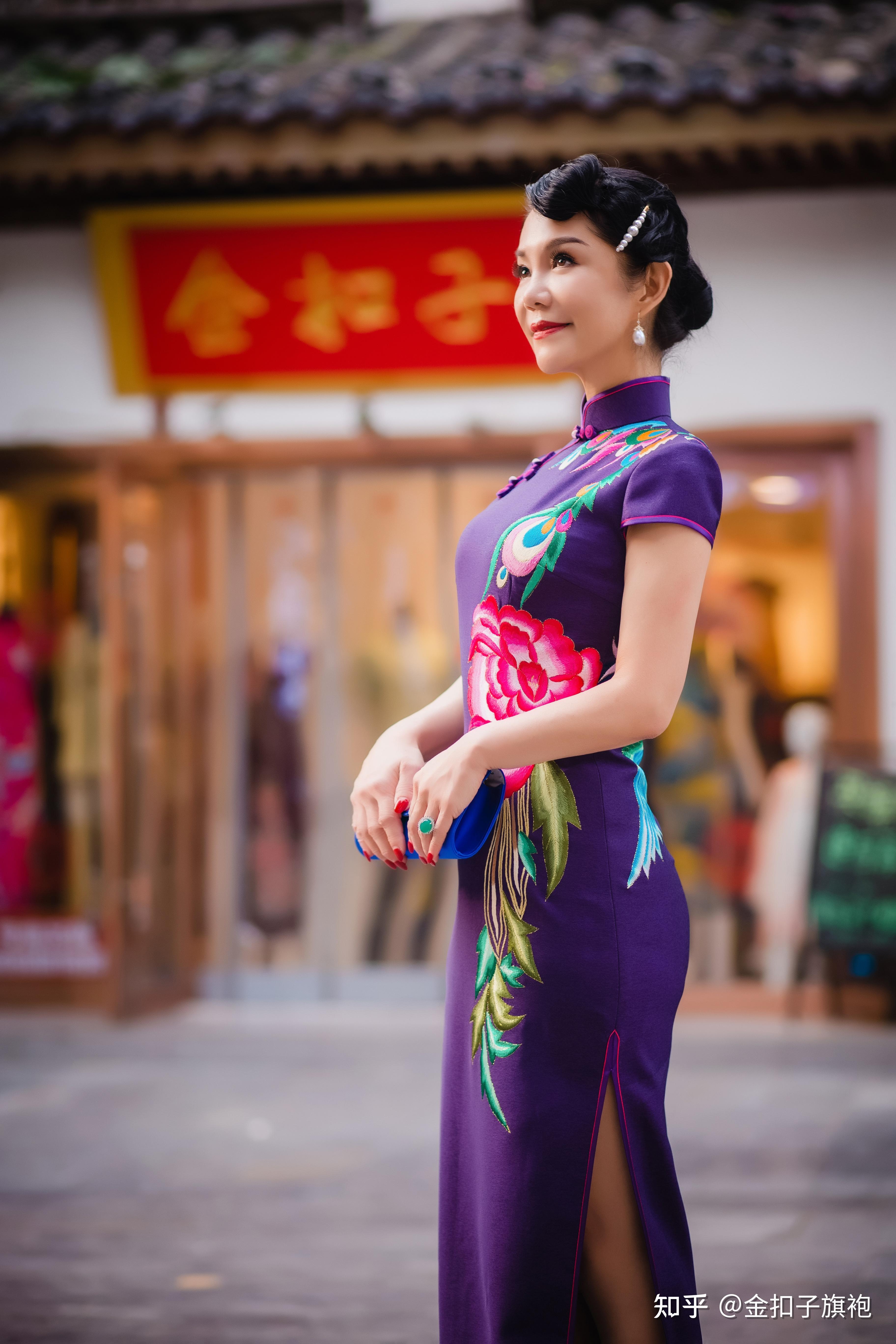 这身紫色旗袍走在宽厚里高贵优雅美到我不想眨眼睛