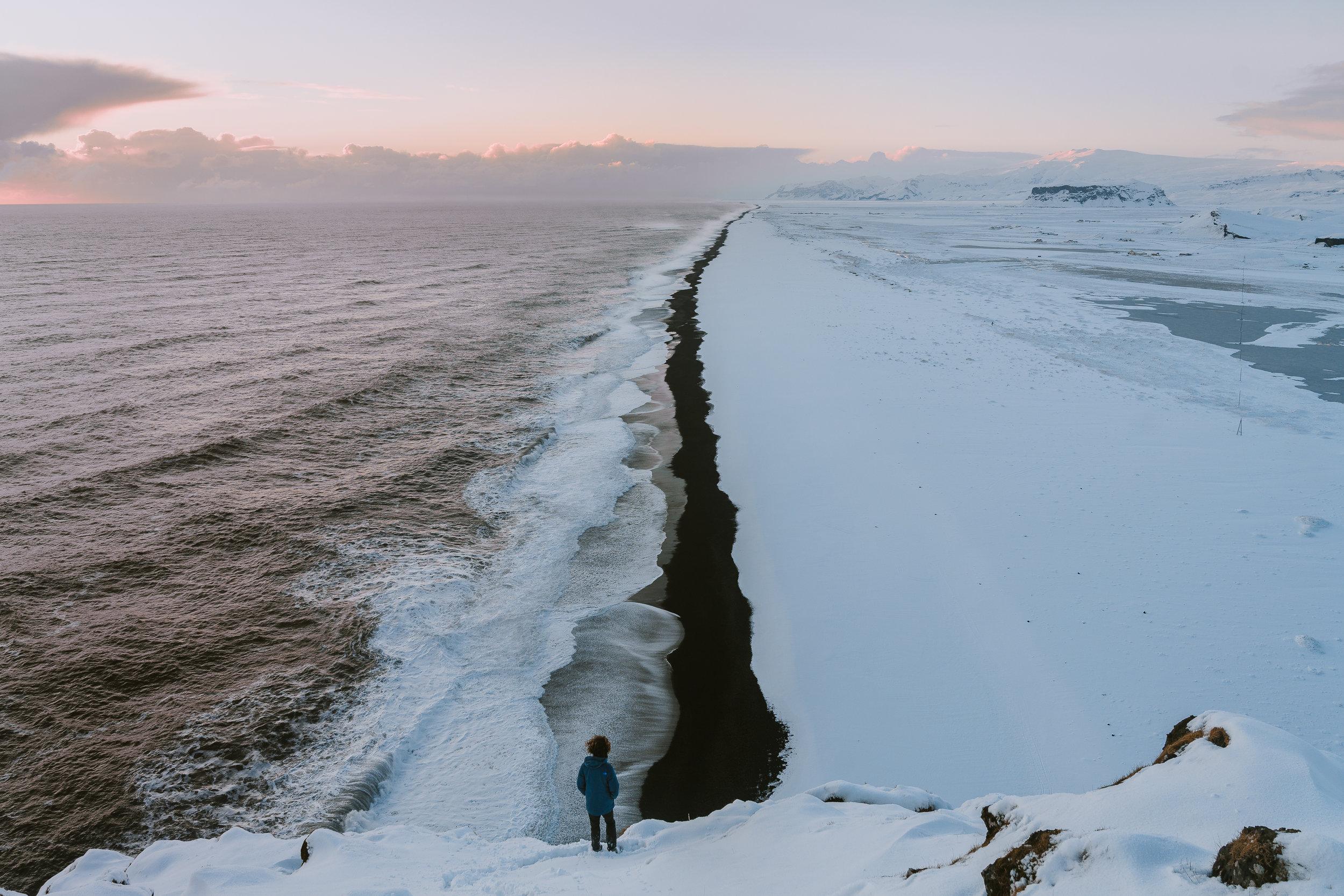 Diamond Beach across from Jökulsárlón, a glacial lagoon in Iceland (© surangaw/Getty Images ...