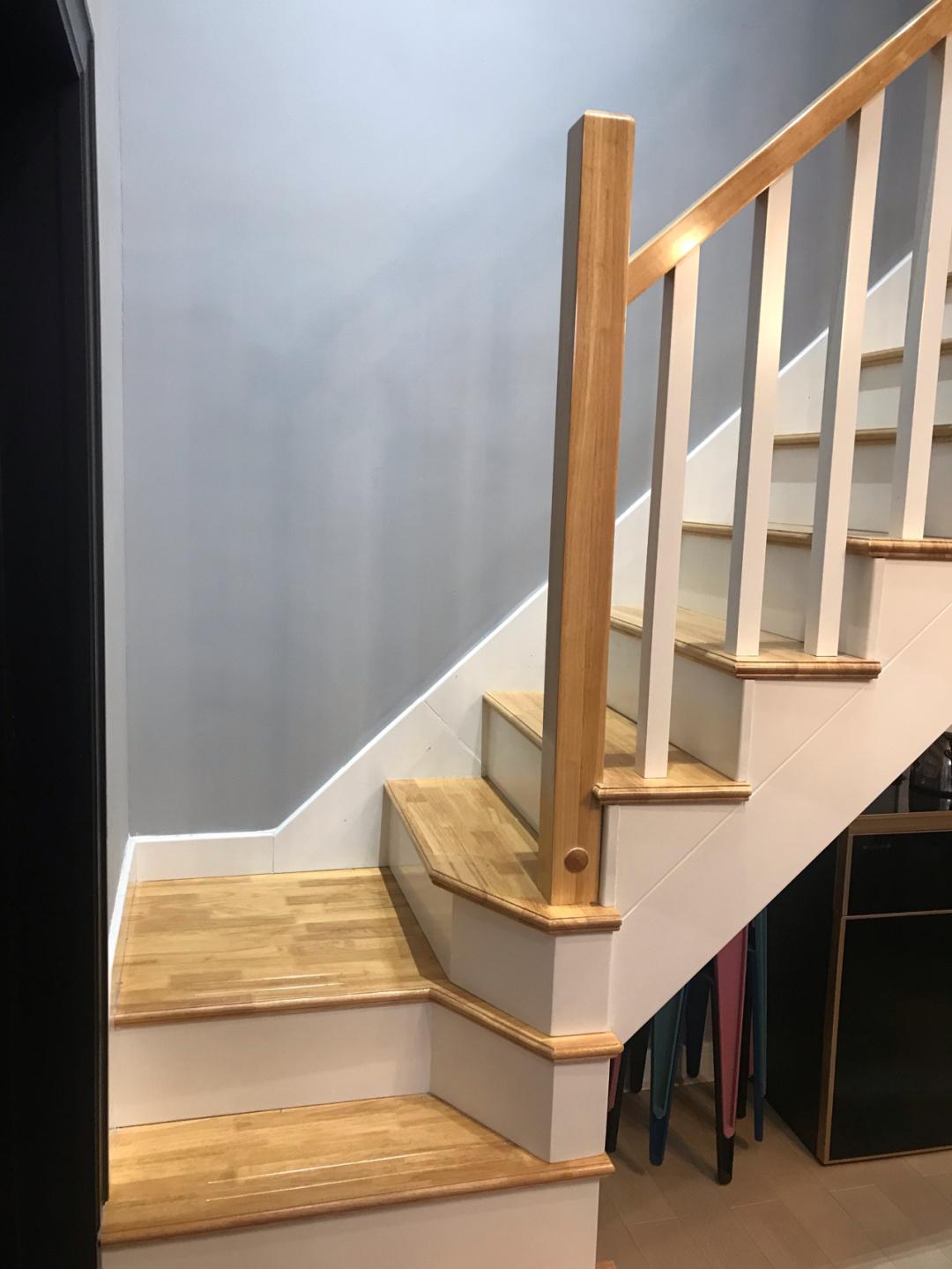 楼梯这边的墙是贴瓷砖好还是护墙板和木饰面? - 知乎