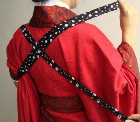 这个绑在背后的绳子是什么