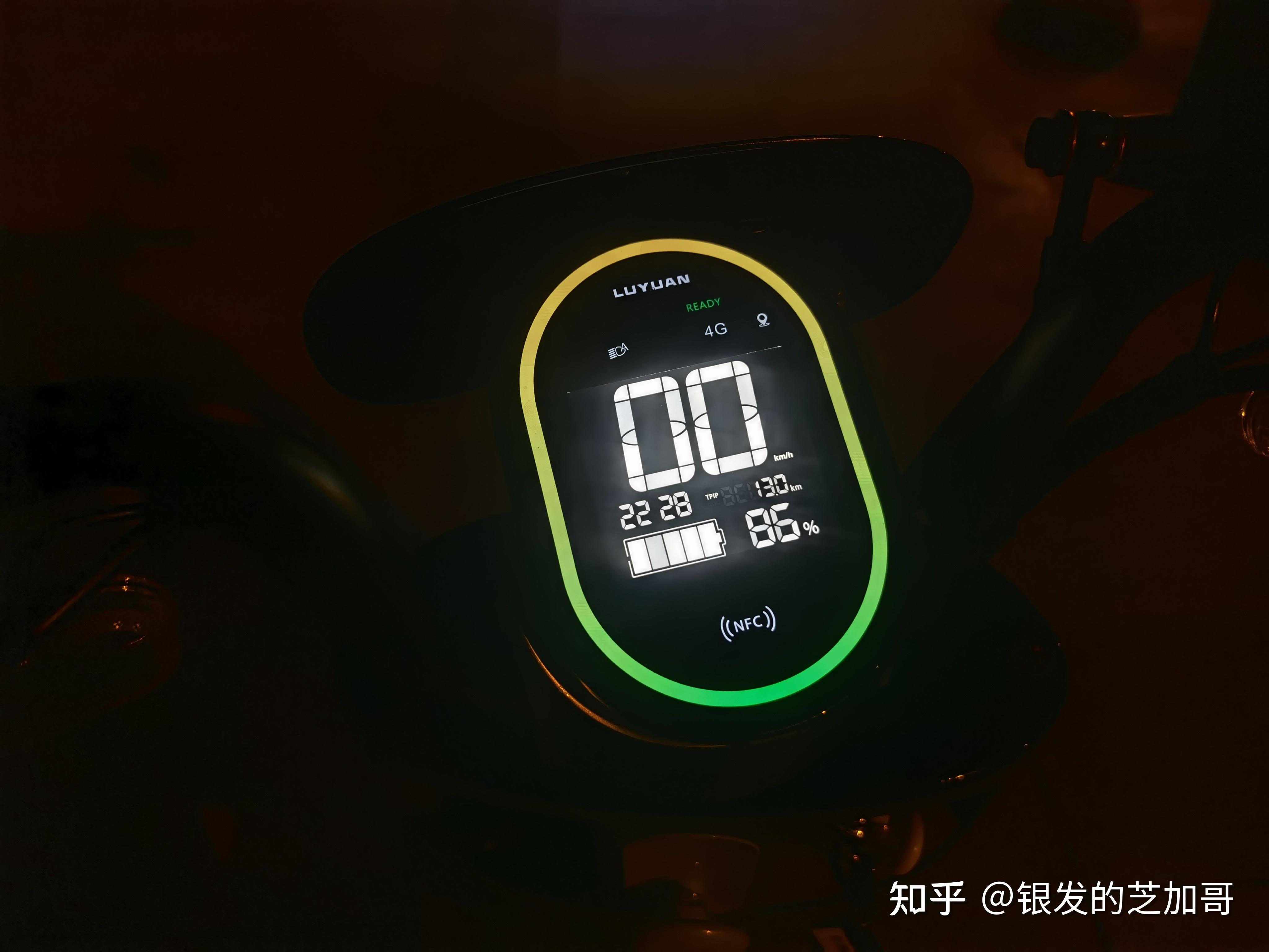 9智慧显示大屏很多代步车的显示屏内容非常简单,只有一个剩余电量显示