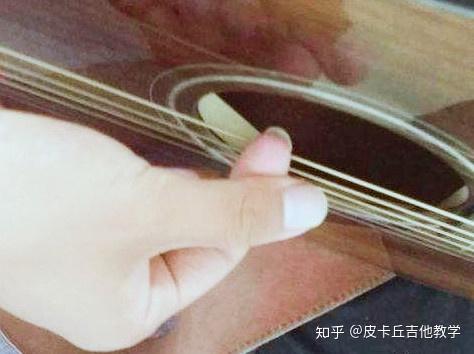 右手扫弦方法
