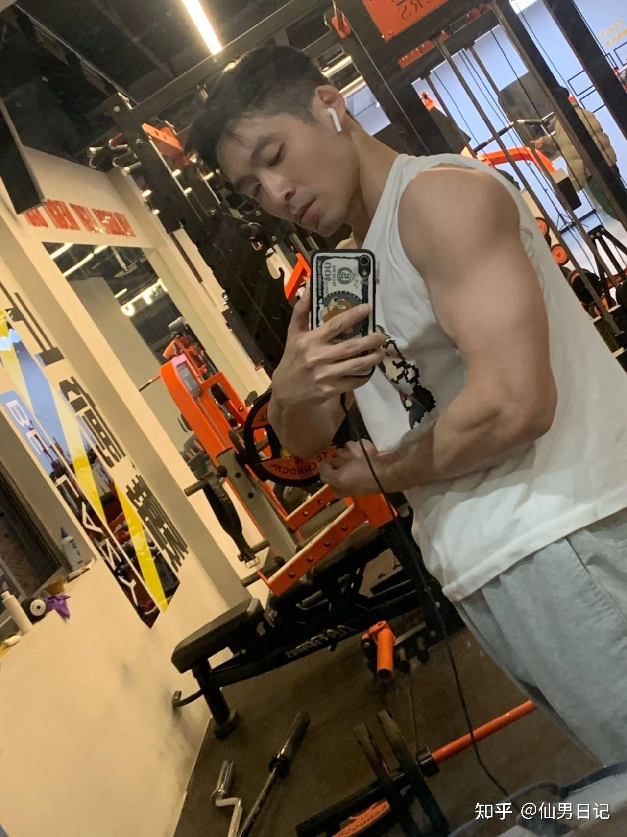 浙江小奶狗体育生脱掉衣服男人味儿十足