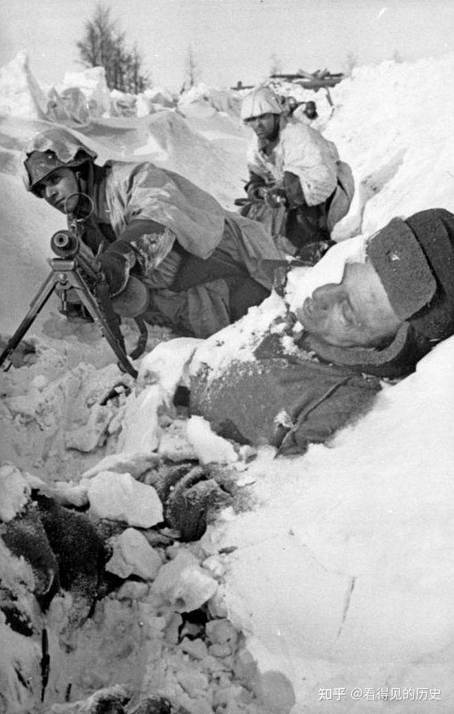 二战老照片 1942年的苏德战场 到处是士兵尸体