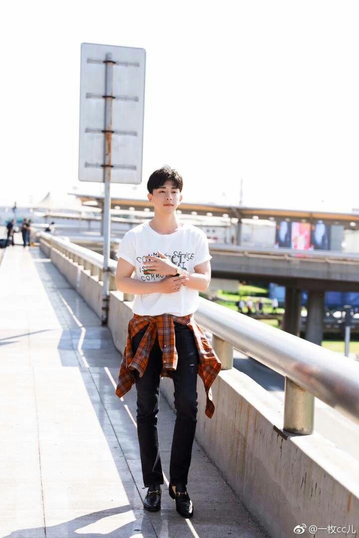 如何评价邓伦的长相?