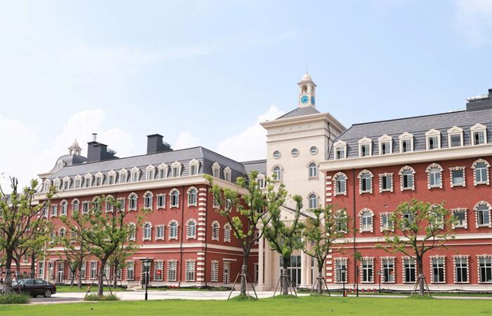 由杭州传化科技城有限公司投资建设,并聘请英国百年名校惠灵顿公学