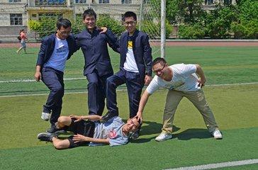 男生打闹很正常