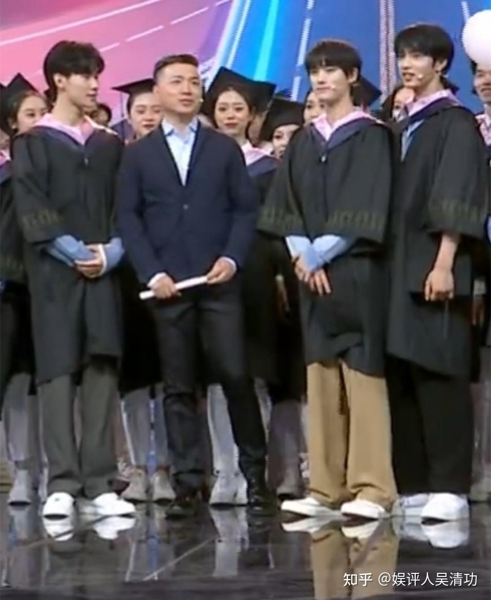 央视五四晚会节目单:赵丽颖和陈伟霆合唱,刘雨昕压轴,王源缺席-五四晚会演员名单