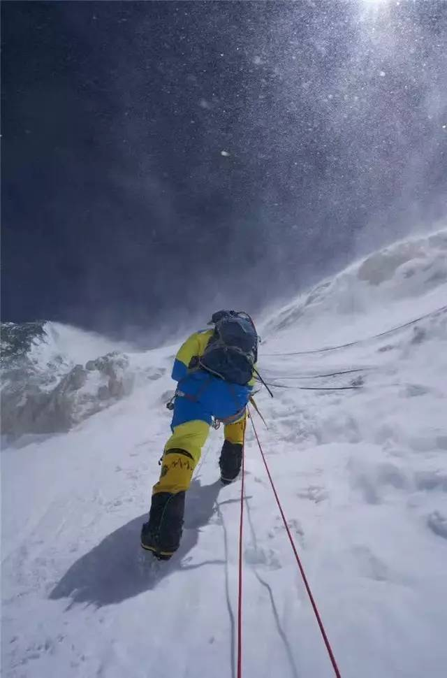 他是中国博格达登顶第一人被喻为活着的新疆户外探险史