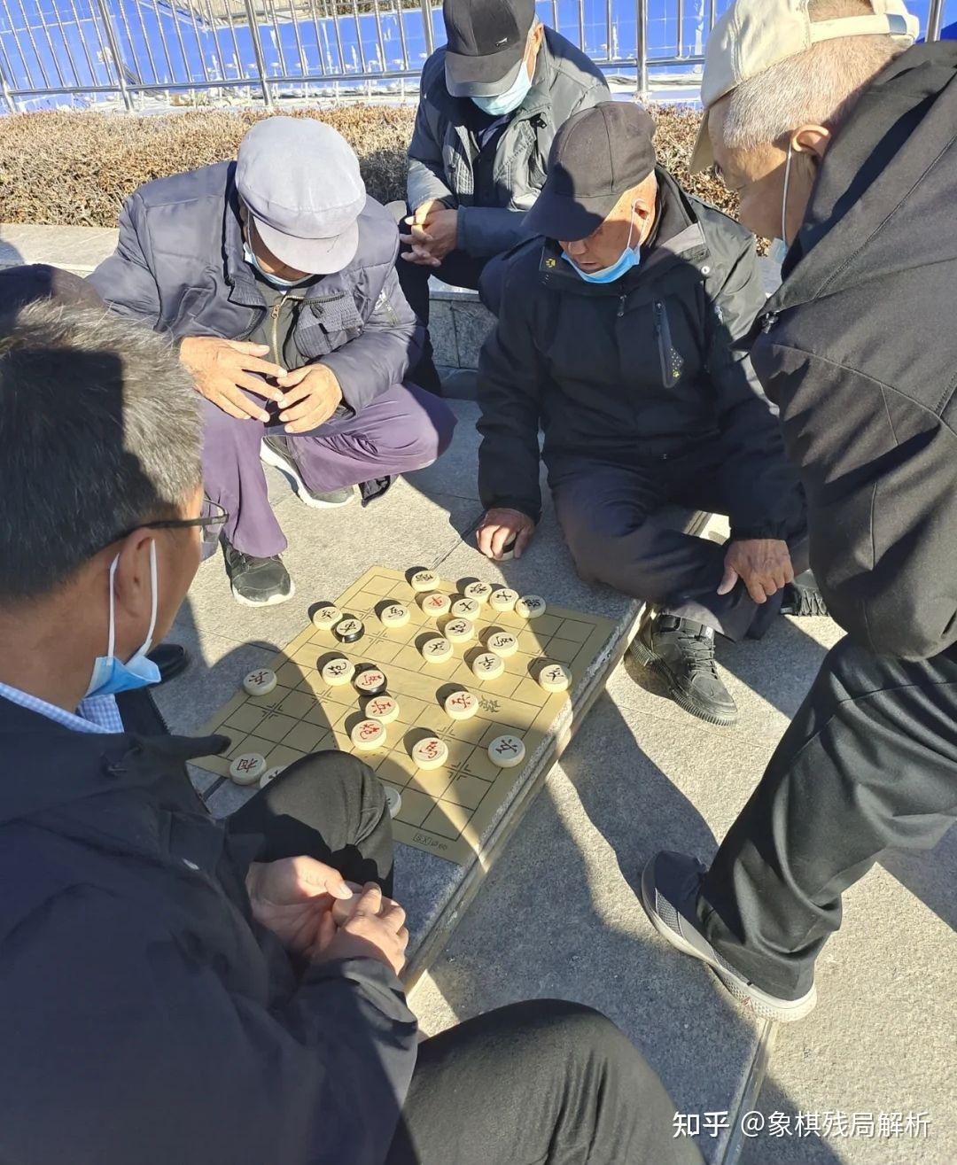 为何有些人退休了整天围着别人看下象棋? - 知乎